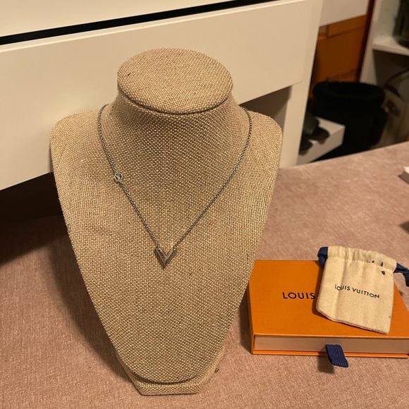 Louis Vuitton necklace V - Picture 1 of 4